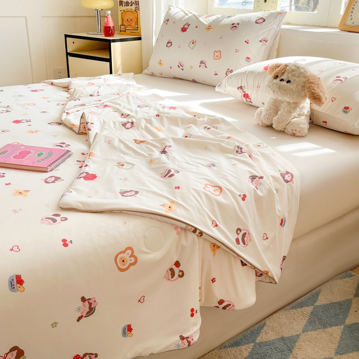 91家纺网 家纺一手货源 找家纺 大彩家居 2026新款韩版卡通治愈系凉感空调被 樱桃兔耳朵