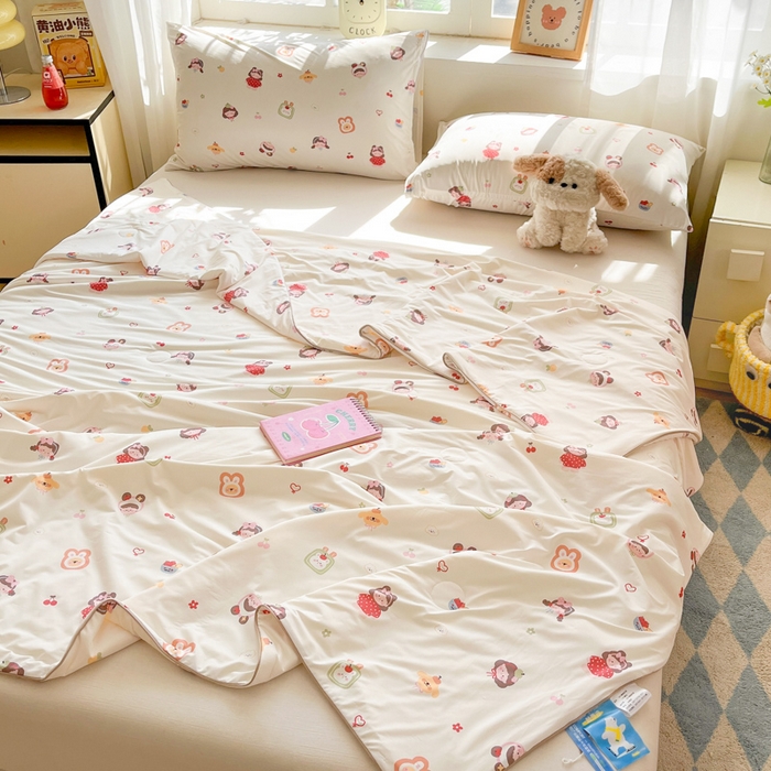 91家纺网 家纺一手货源 找家纺 大彩家居 2026新款韩版卡通治愈系凉感空调被 樱桃兔耳朵
