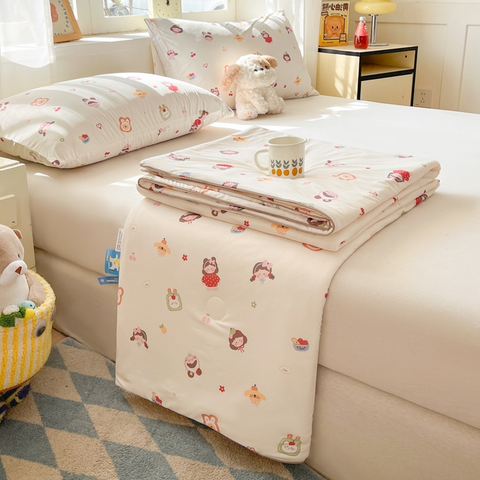 91家纺网 家纺一手货源 找家纺 大彩家居 2026新款韩版卡通治愈系凉感空调被 樱桃兔耳朵