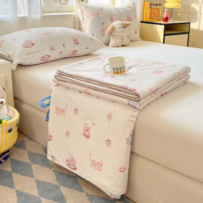 91家纺网 家纺一手货源 找家纺 大彩家居 2026新款韩版卡通治愈系凉感空调被 游园木马