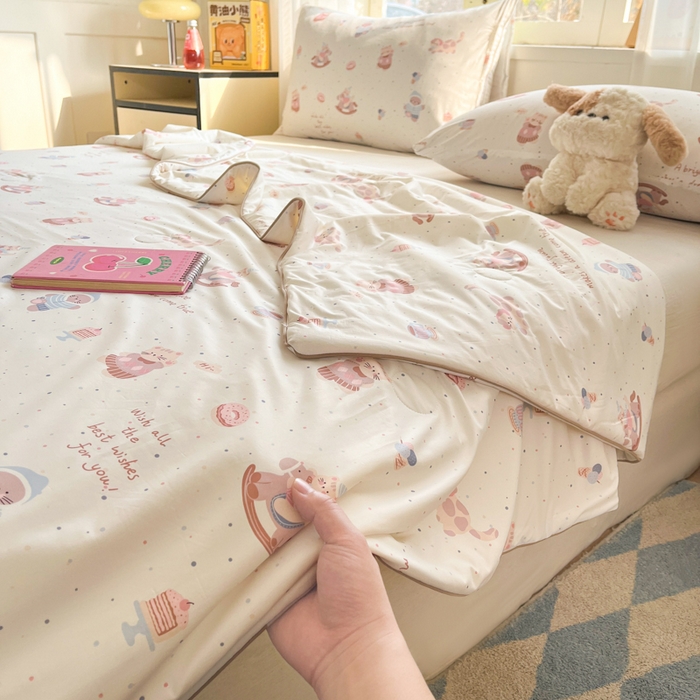 91家纺网 家纺一手货源 找家纺 大彩家居 2026新款韩版卡通治愈系凉感空调被 游园木马