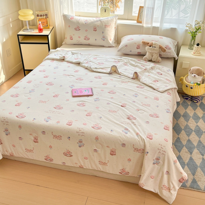 91家纺网 家纺一手货源 找家纺 大彩家居 2026新款韩版卡通治愈系凉感空调被 游园木马