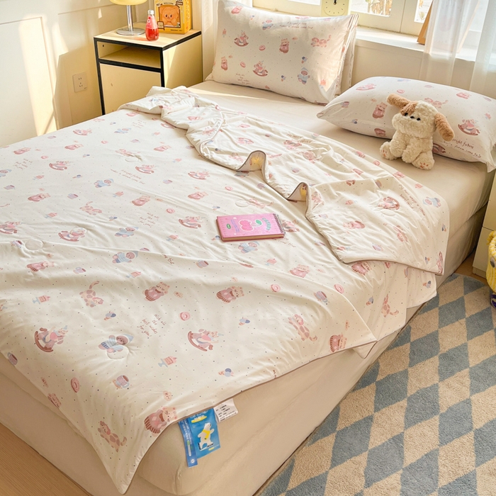 91家纺网 家纺一手货源 找家纺 大彩家居 2026新款韩版卡通治愈系凉感空调被 游园木马