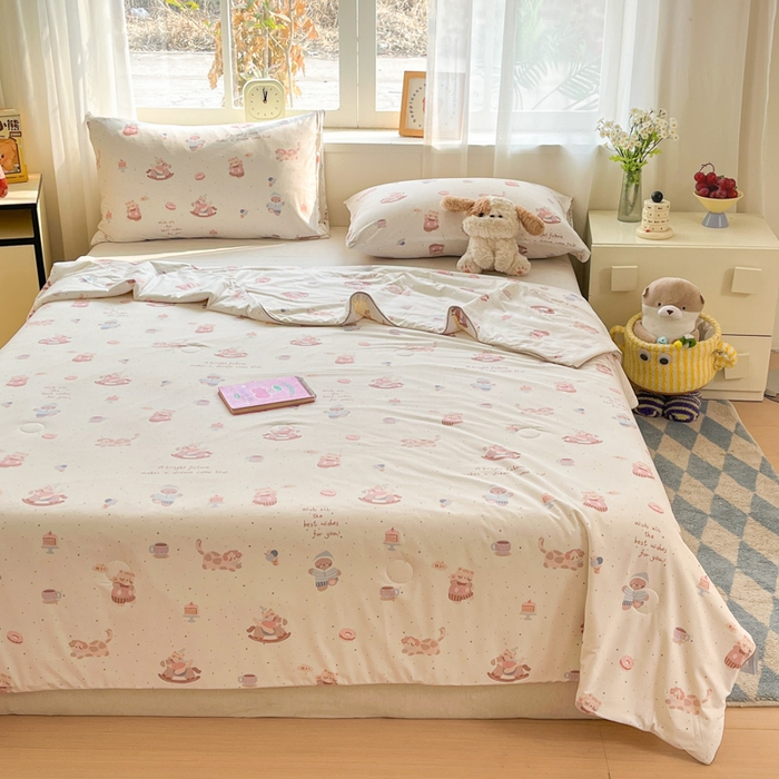 91家纺网 家纺一手货源 找家纺 大彩家居 2026新款韩版卡通治愈系凉感空调被 游园木马