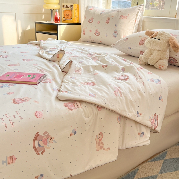 91家纺网 家纺一手货源 找家纺 大彩家居 2026新款韩版卡通治愈系凉感空调被 游园木马