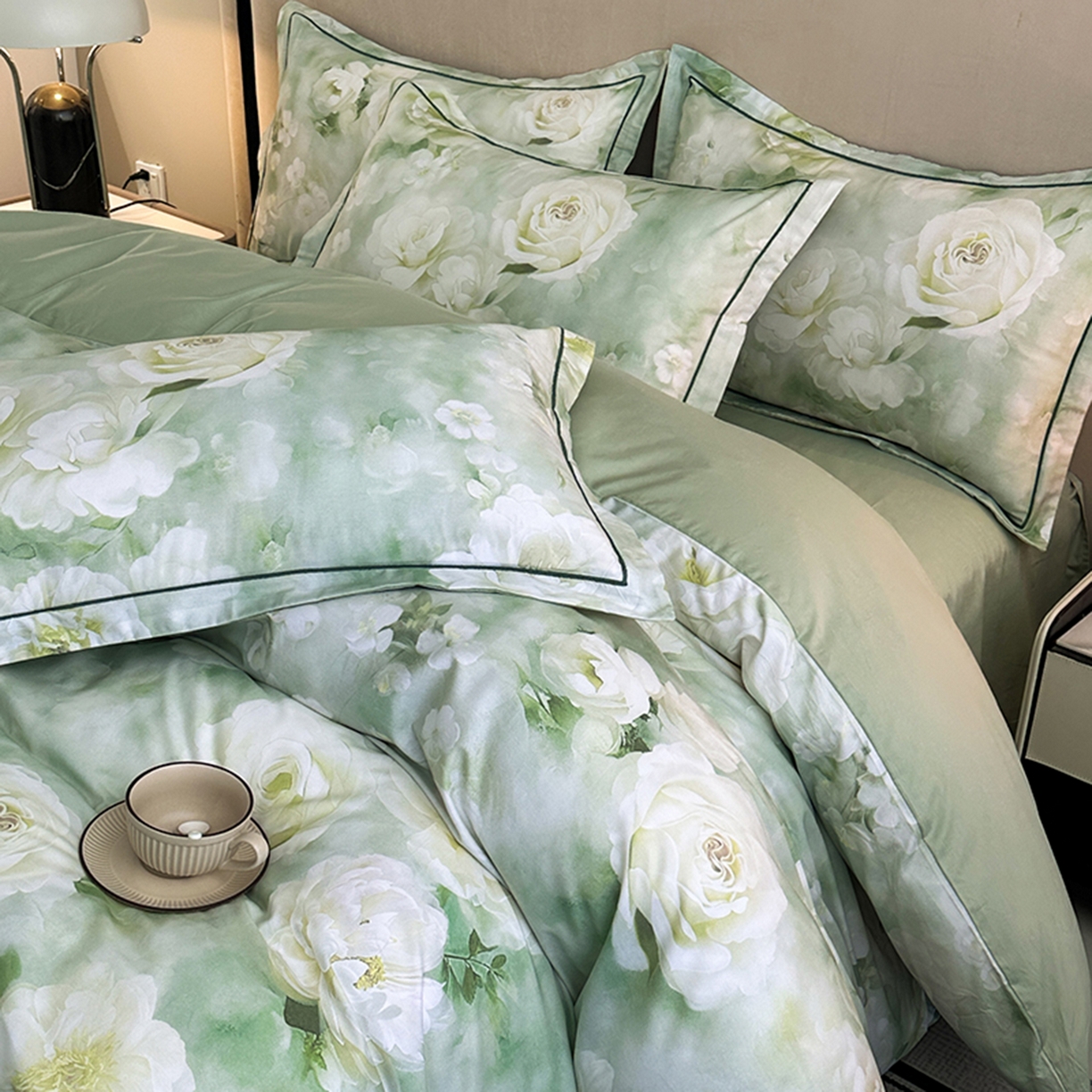 91家纺网 家纺一手货源 找家纺 眷恋家纺 2026新款全棉春夏铂金棉13376数码印花四件套 墨雨云间-绿