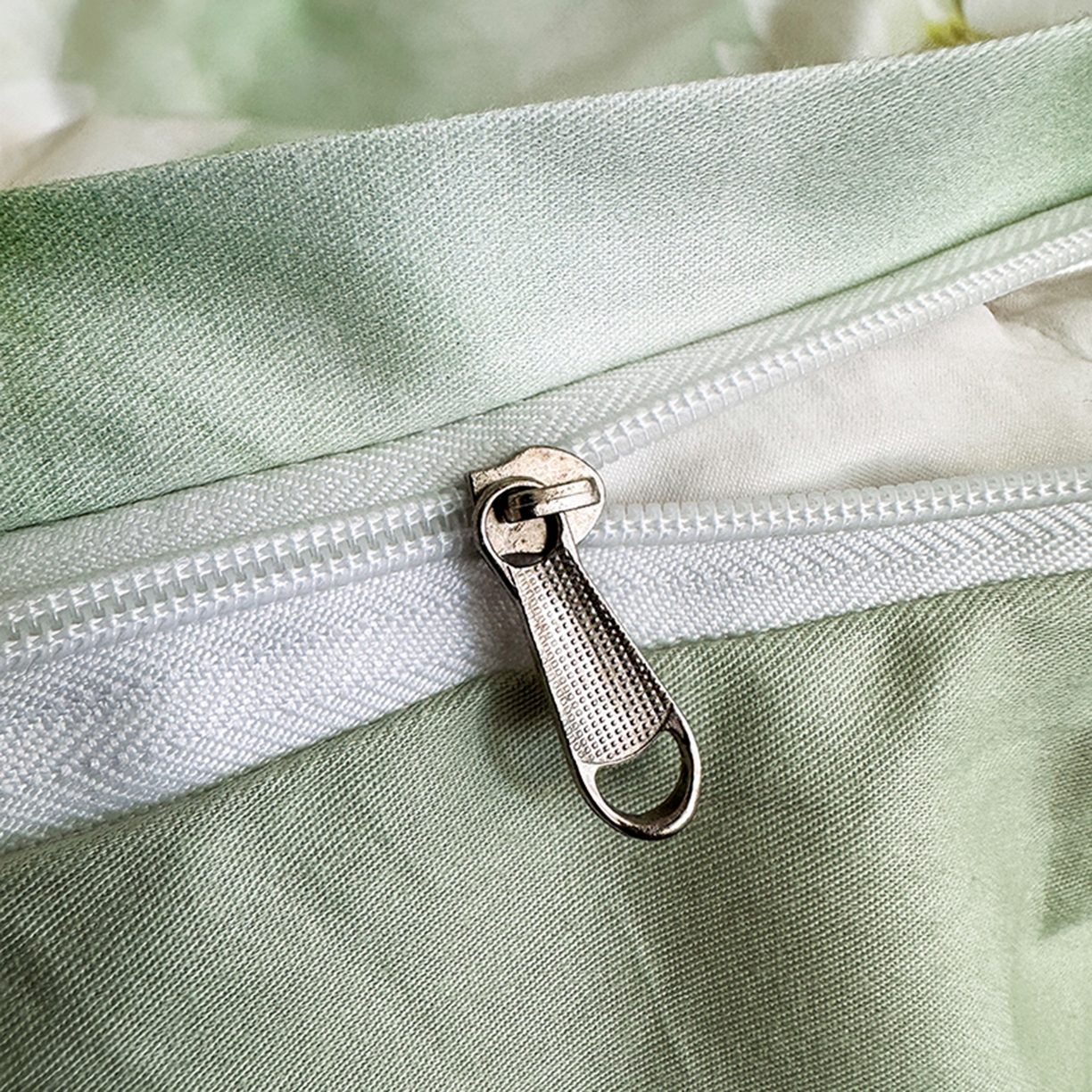 91家纺网 家纺一手货源 找家纺 眷恋家纺 2026新款全棉春夏铂金棉13376数码印花四件套 墨雨云间-绿