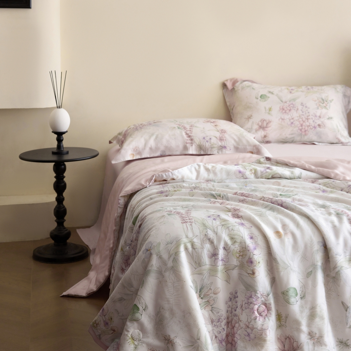 91家纺网 家纺一手货源 找家纺 黛舒家居 2026年春夏款50S天丝夏被四件套 繁花枝恋