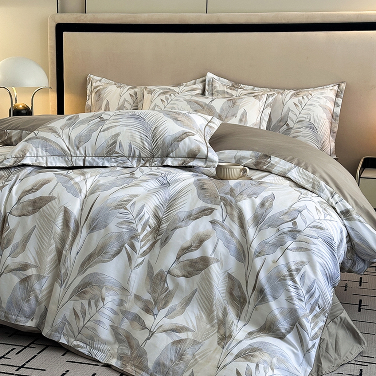 91家纺网 家纺一手货源 找家纺 眷恋家纺 2026新款全棉春夏铂金棉13376数码印花四件套 神秘雨林-驼