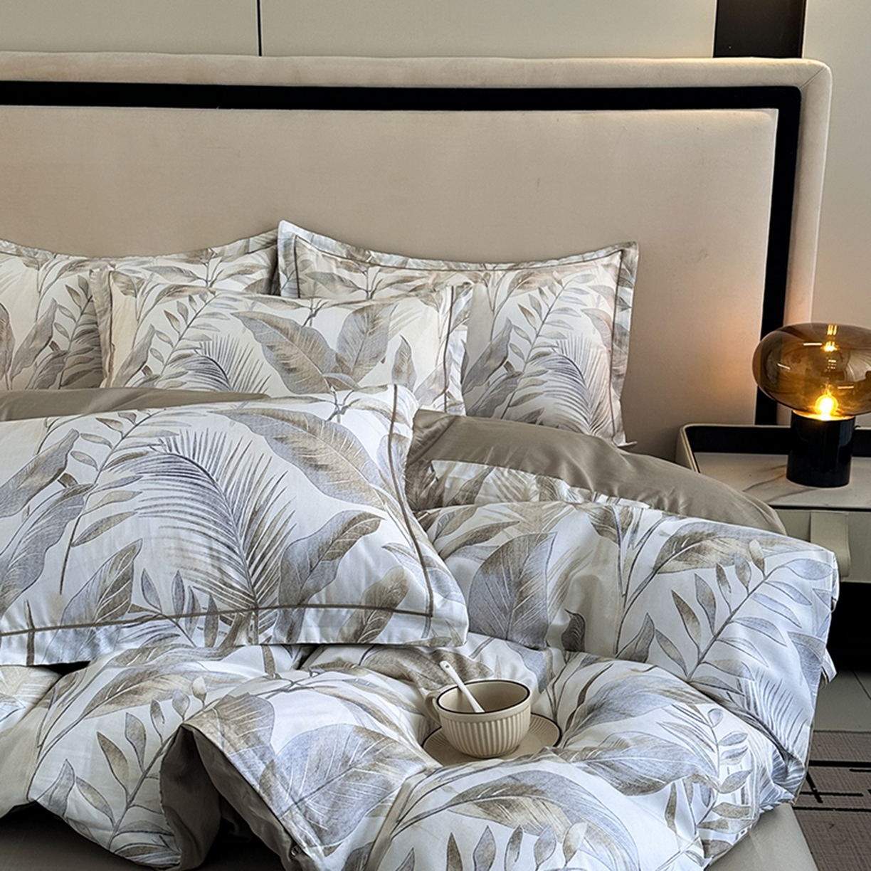 91家纺网 家纺一手货源 找家纺 眷恋家纺 2026新款全棉春夏铂金棉13376数码印花四件套 神秘雨林-驼