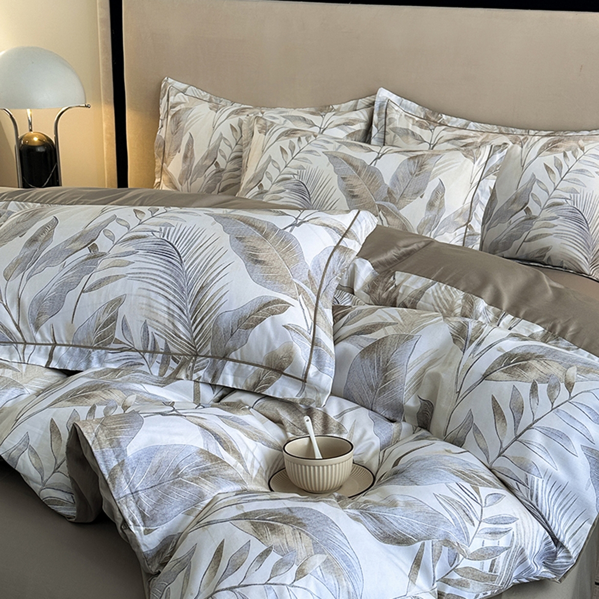 91家纺网 家纺一手货源 找家纺 眷恋家纺 2026新款全棉春夏铂金棉13376数码印花四件套 神秘雨林-驼