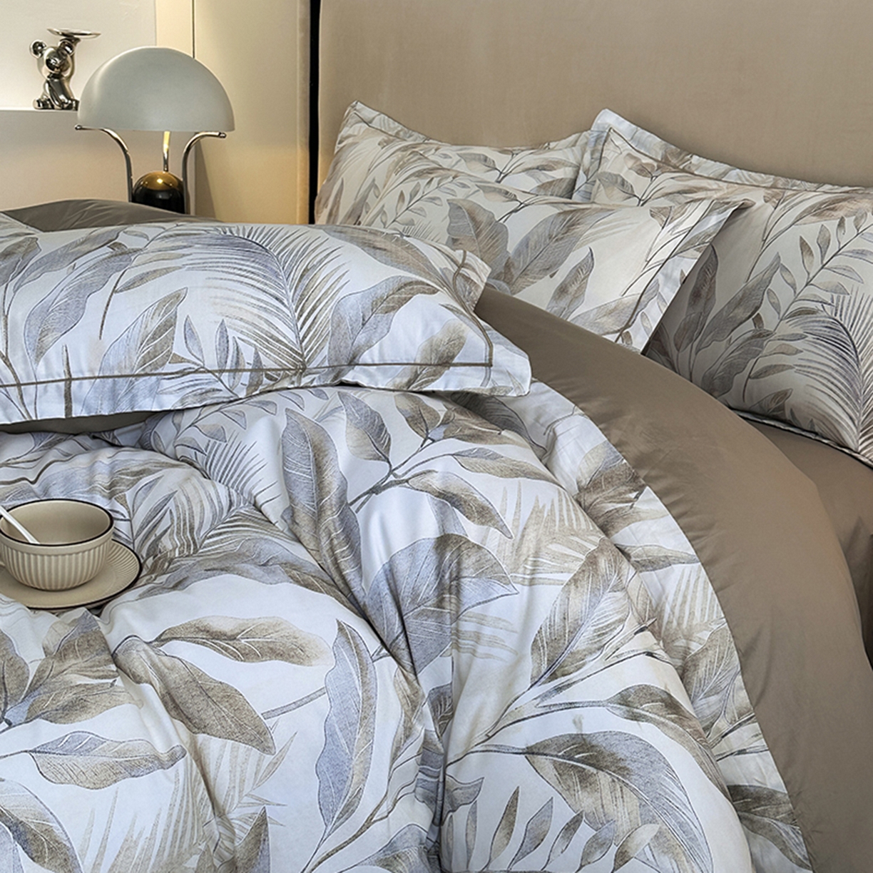 91家纺网 家纺一手货源 找家纺 眷恋家纺 2026新款全棉春夏铂金棉13376数码印花四件套 神秘雨林-驼