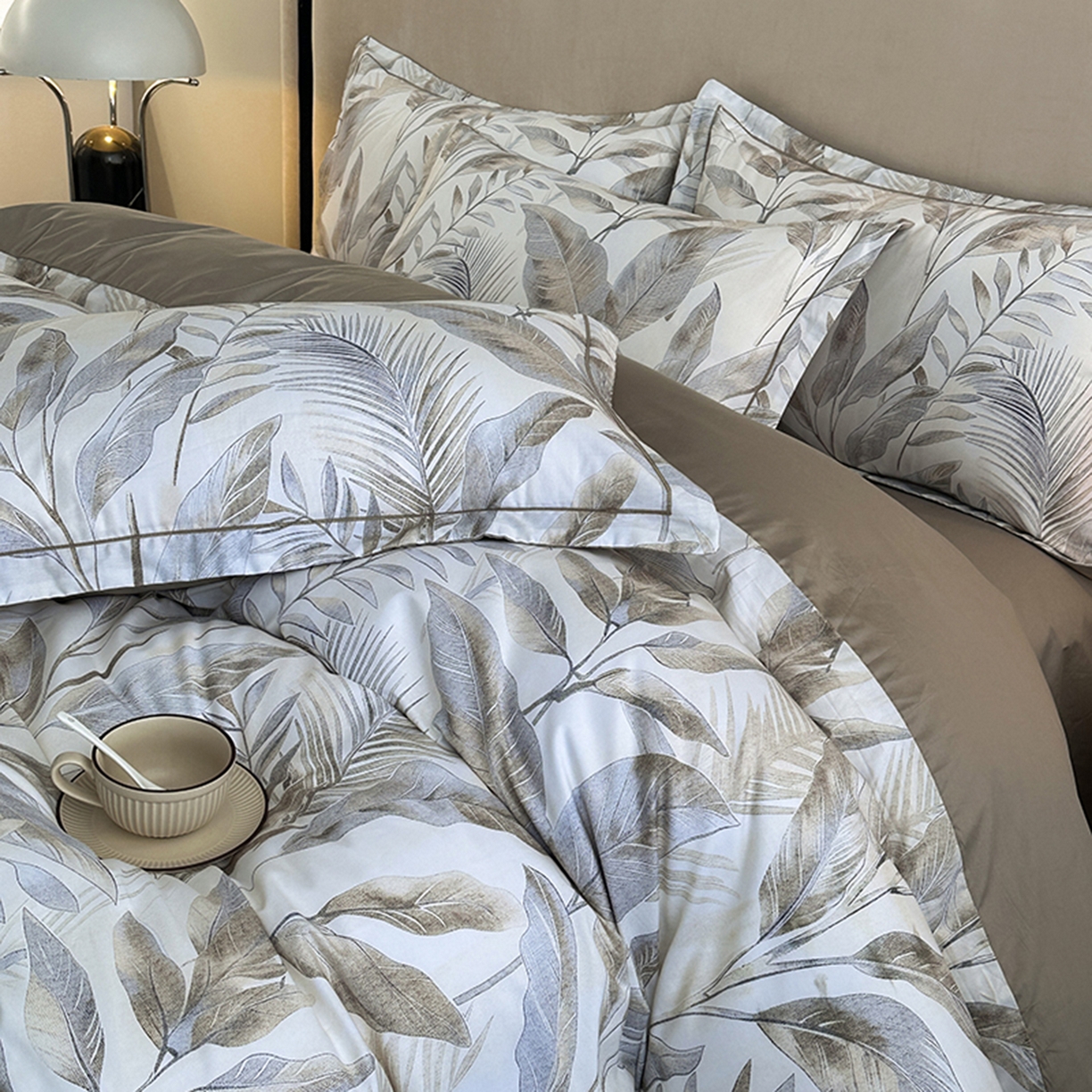 91家纺网 家纺一手货源 找家纺 眷恋家纺 2026新款全棉春夏铂金棉13376数码印花四件套 神秘雨林-驼