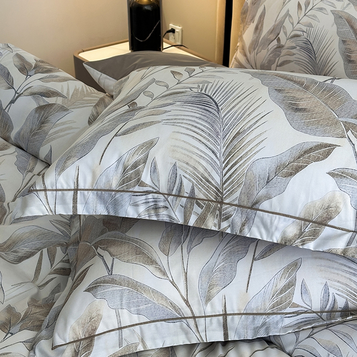 91家纺网 家纺一手货源 找家纺 眷恋家纺 2026新款全棉春夏铂金棉13376数码印花四件套 神秘雨林-驼