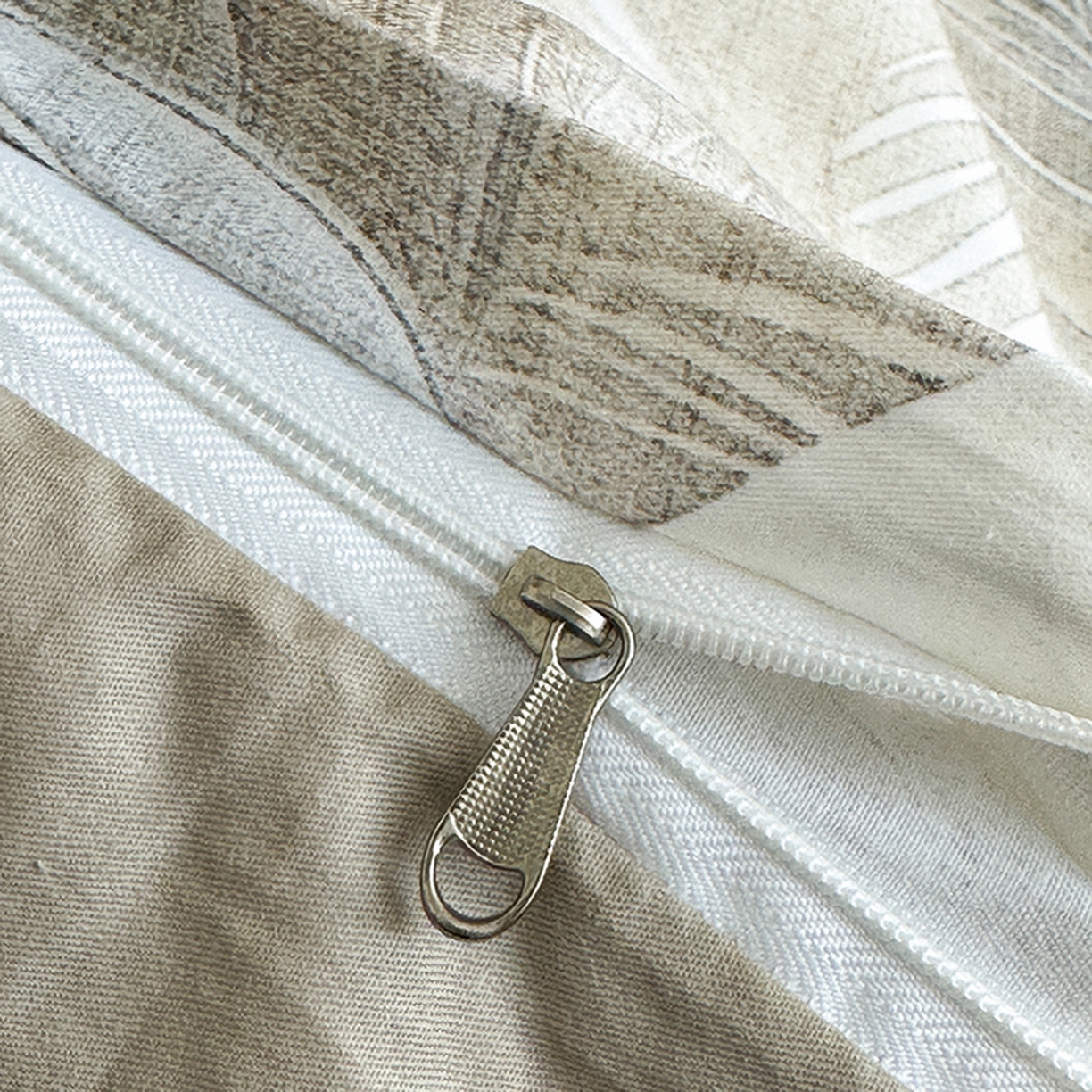 91家纺网 家纺一手货源 找家纺 眷恋家纺 2026新款全棉春夏铂金棉13376数码印花四件套 神秘雨林-驼