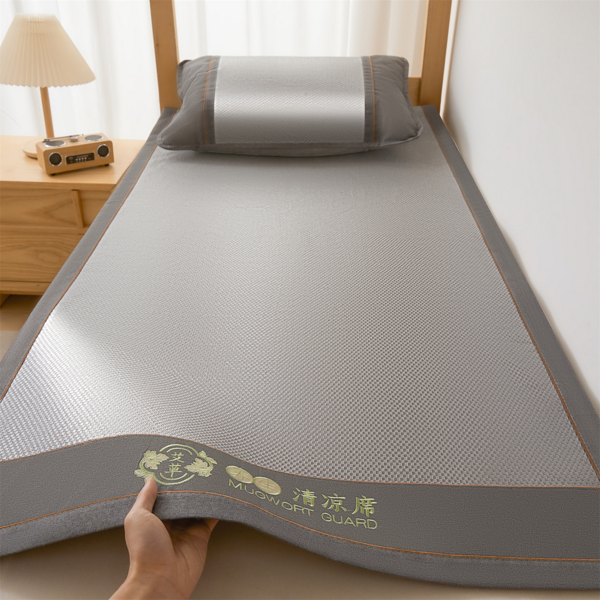 91家纺网 家纺一手货源 找家纺 （总）绒艺席业 2026新款A类双面冰藤绣花款学生凉席-艾草