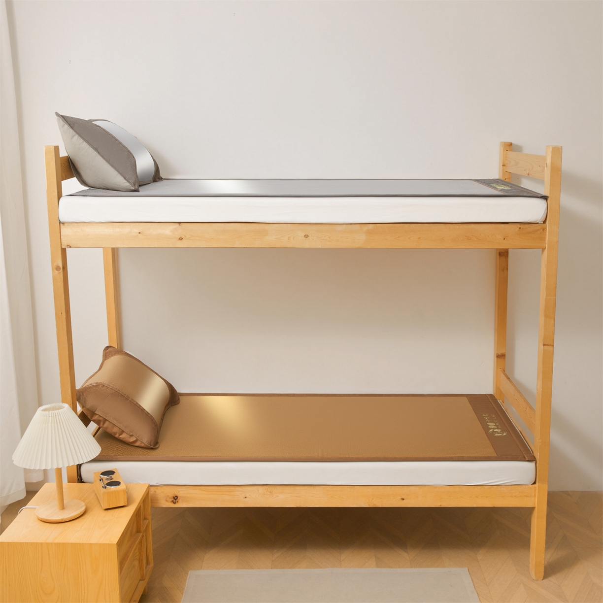 91家纺网 家纺一手货源 找家纺 （总）绒艺席业 2026新款A类双面冰藤绣花款学生凉席-艾草