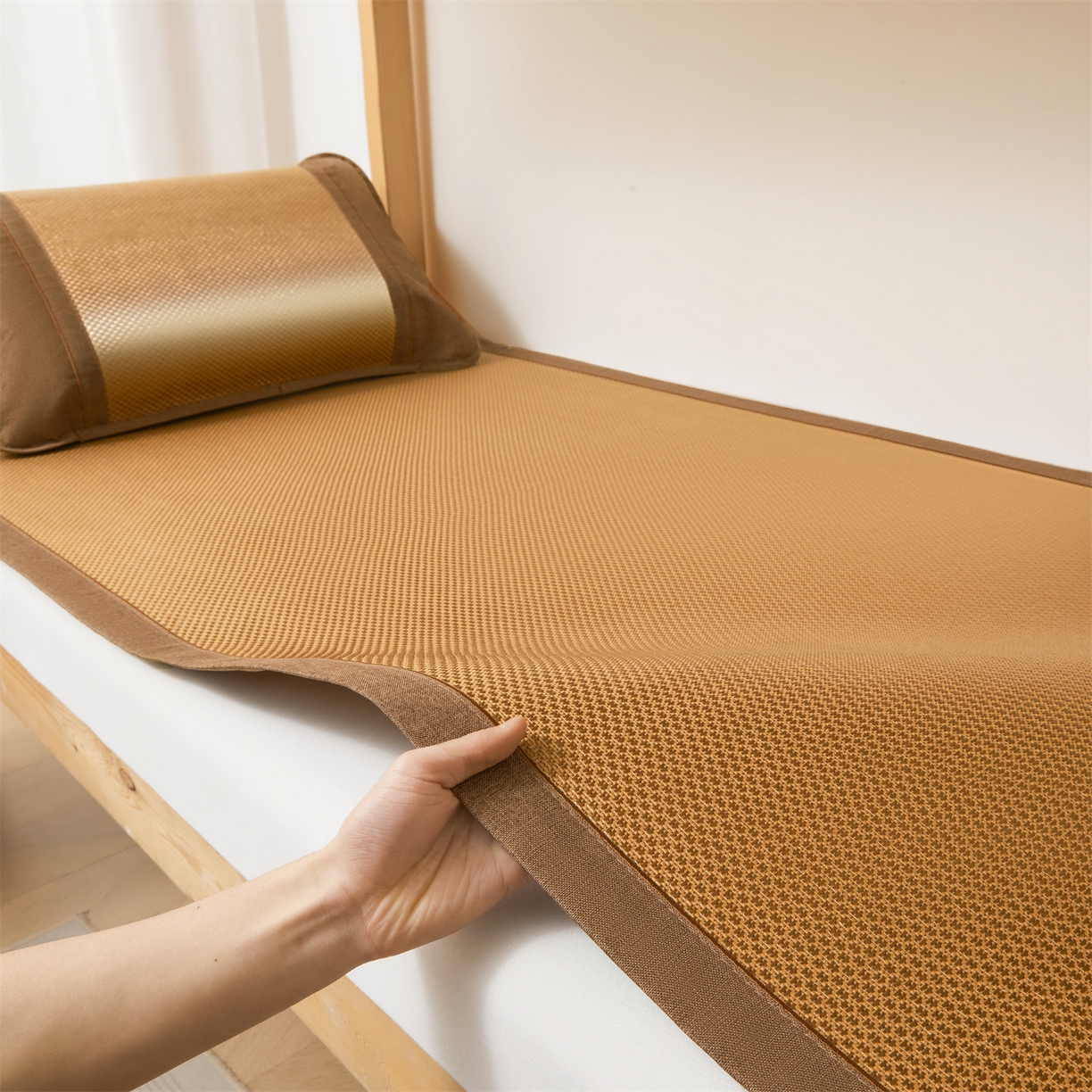 91家纺网 家纺一手货源 找家纺 （总）绒艺席业 2026新款A类双面冰藤绣花款学生凉席-艾草