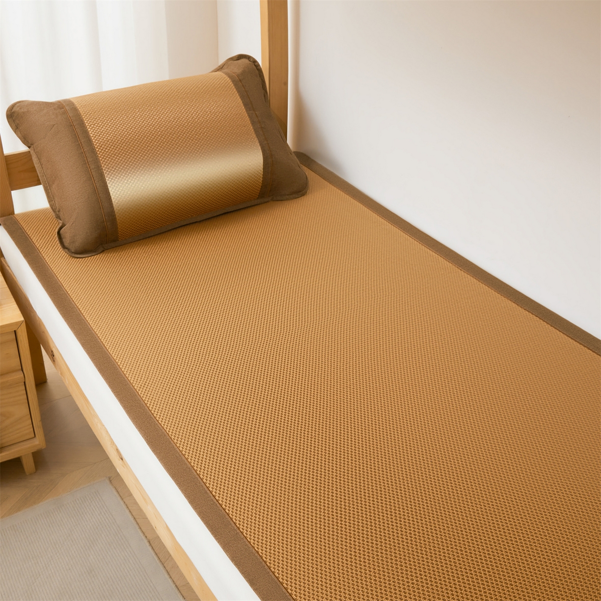 91家纺网 家纺一手货源 找家纺 绒艺席业 2026新款A类双面冰藤绣花款学生凉席-艾草 艾草咖