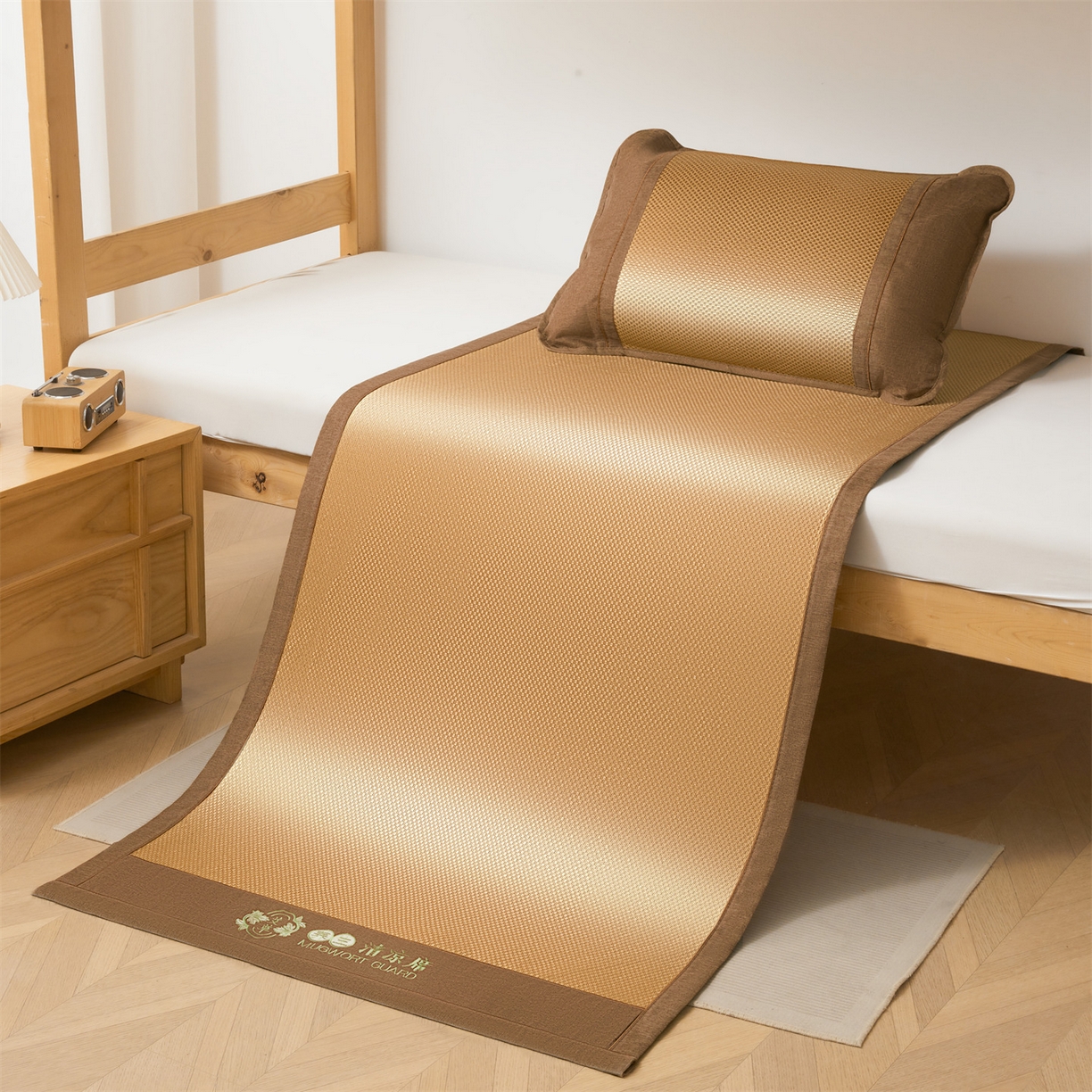 91家纺网 家纺一手货源 找家纺 绒艺席业 2026新款A类双面冰藤绣花款学生凉席-艾草 艾草咖