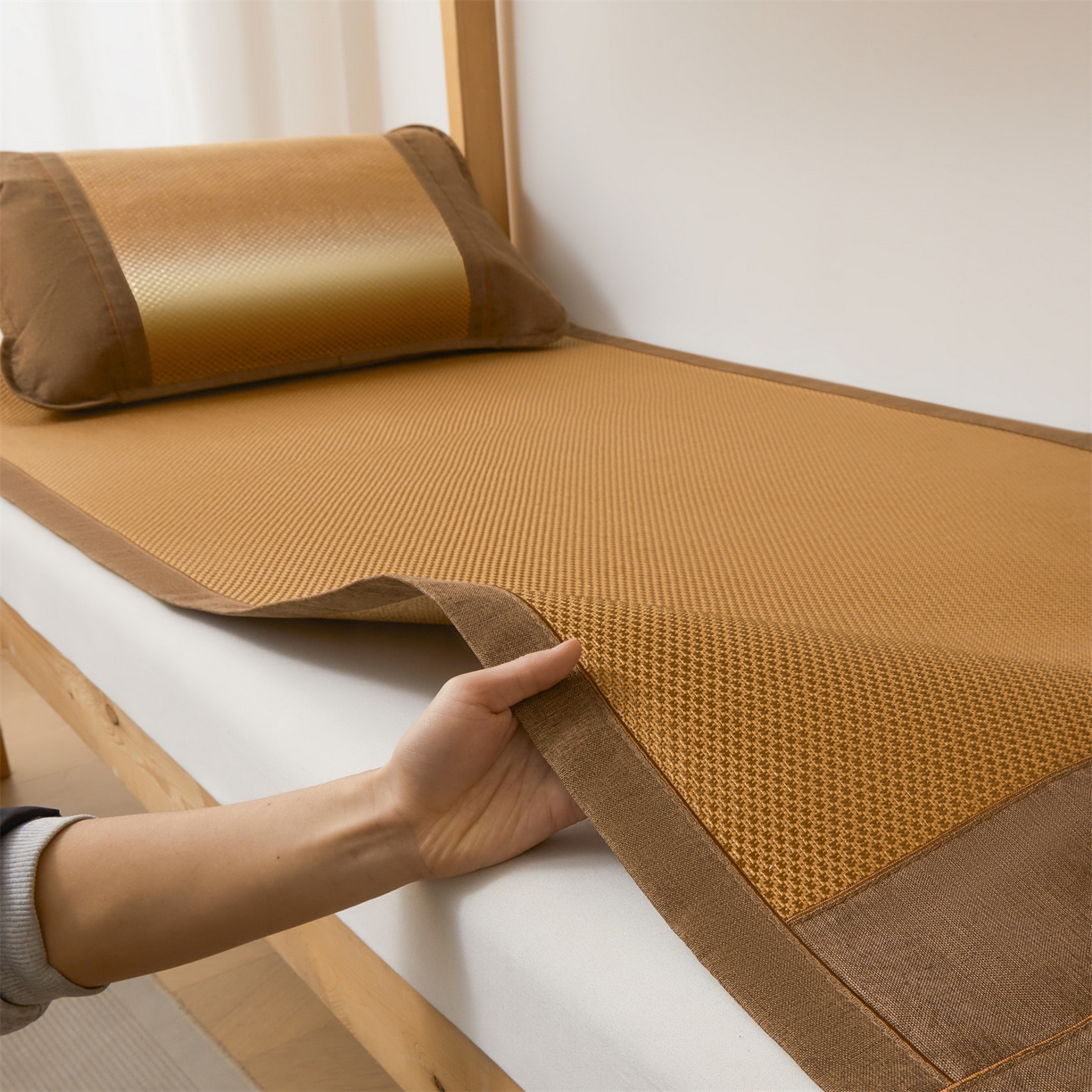 91家纺网 家纺一手货源 找家纺 绒艺席业 2026新款A类双面冰藤绣花款学生凉席-艾草 艾草咖