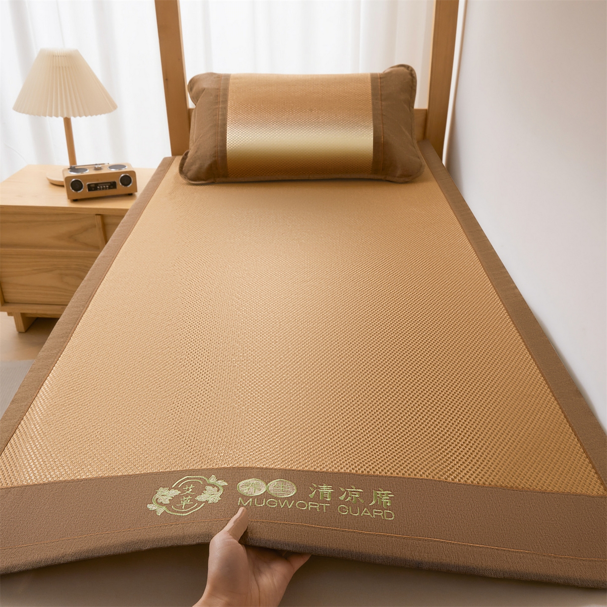 91家纺网 家纺一手货源 找家纺 绒艺席业 2026新款A类双面冰藤绣花款学生凉席-艾草 艾草咖