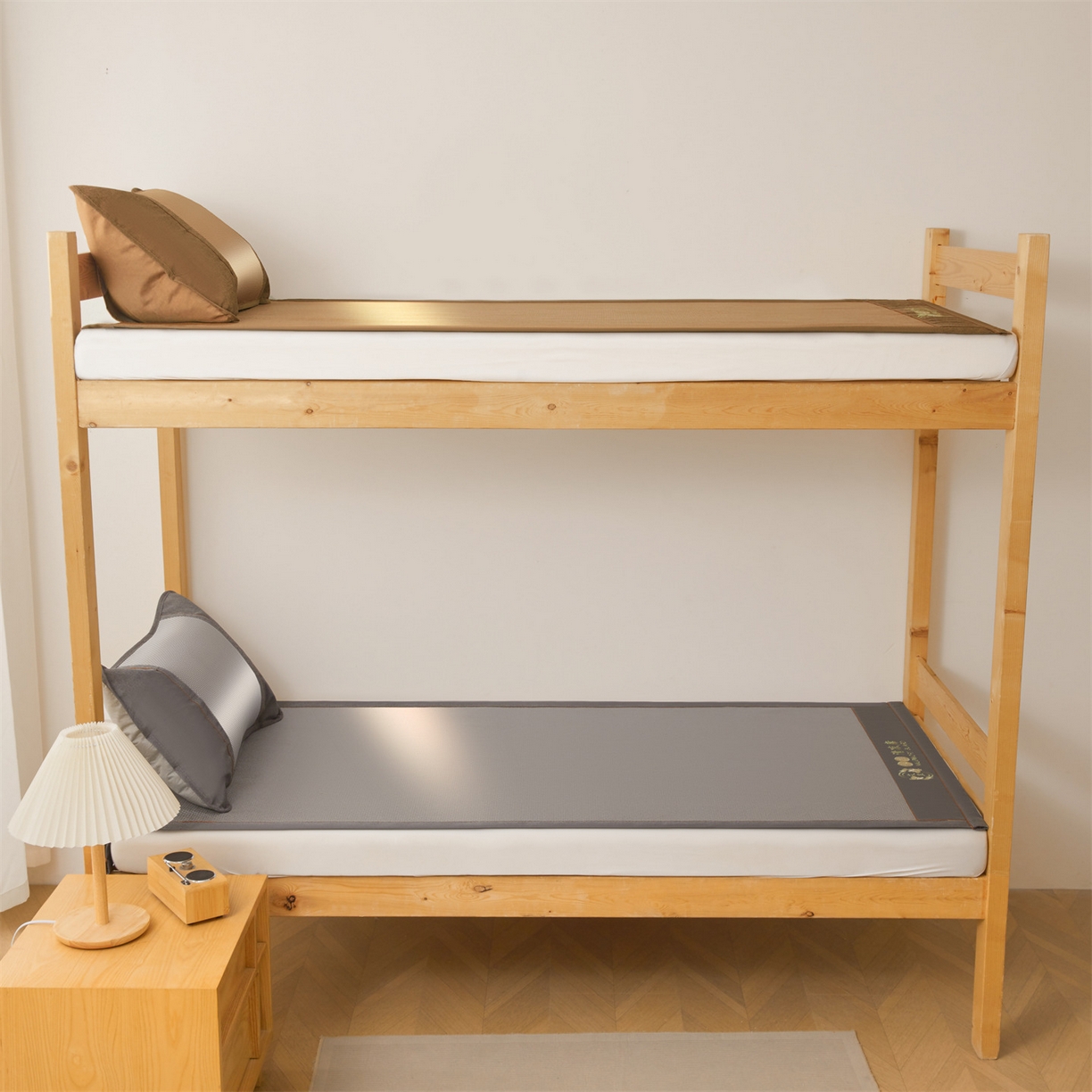 91家纺网 家纺一手货源 找家纺 绒艺席业 2026新款A类双面冰藤绣花款学生凉席-艾草 艾草灰