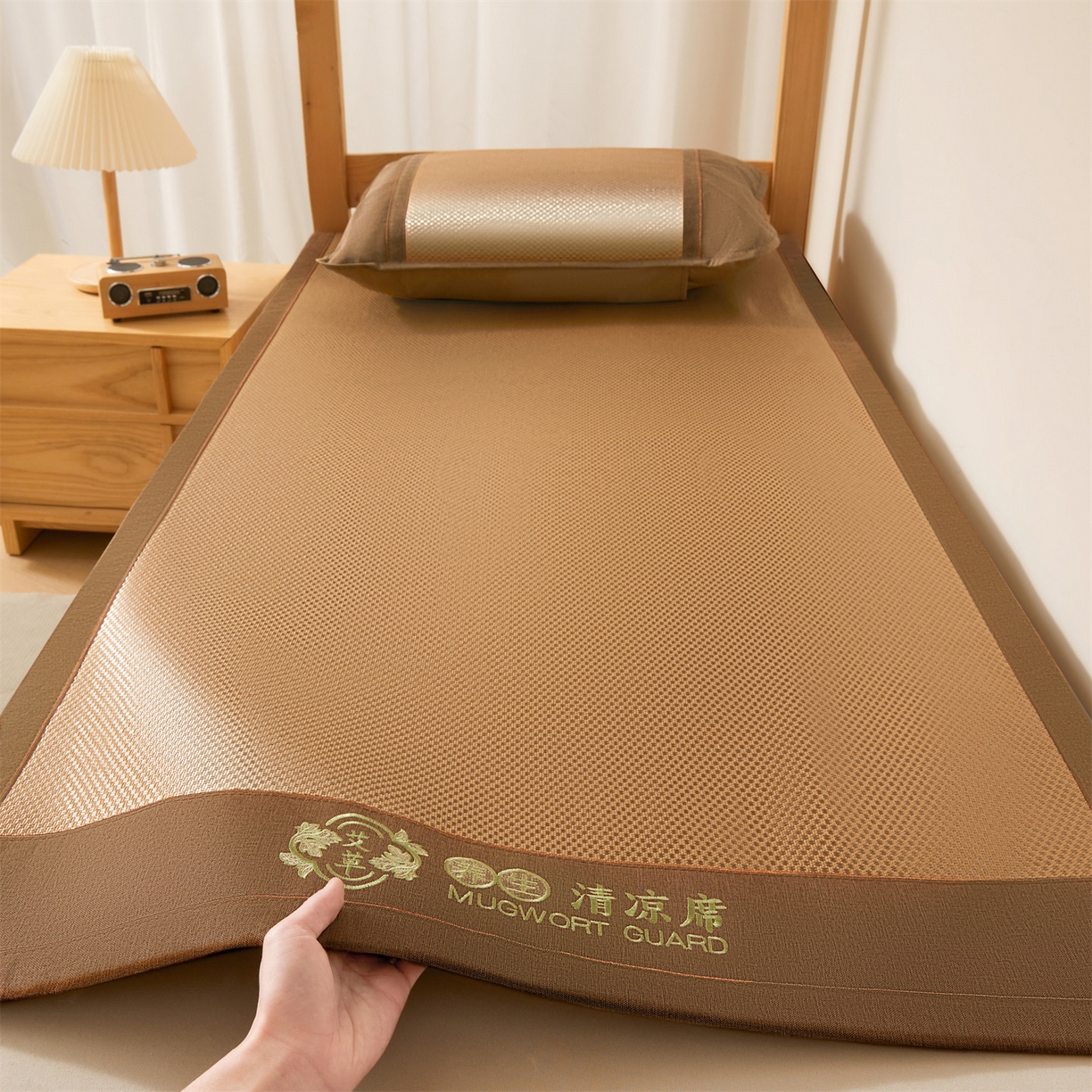 91家纺网 家纺一手货源 找家纺 绒艺席业 2026新款A类双面冰藤绣花款学生凉席-艾草 艾草咖