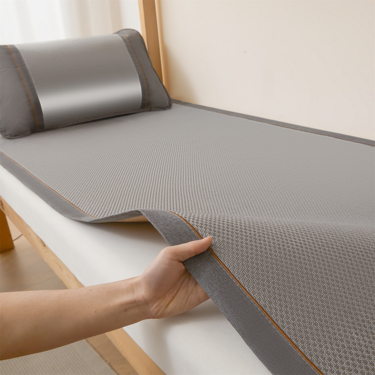 91家纺网 家纺一手货源 找家纺 绒艺席业 2026新款A类双面冰藤绣花款学生凉席-艾草 艾草灰