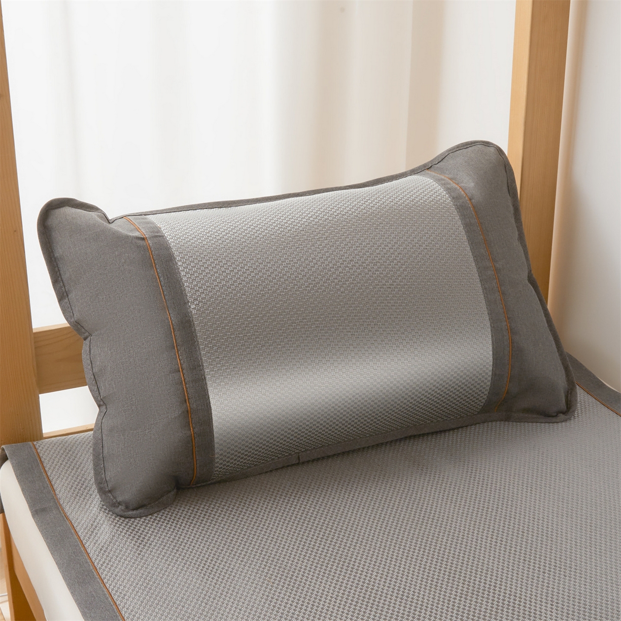 91家纺网 家纺一手货源 找家纺 绒艺席业 2026新款A类双面冰藤绣花款学生凉席-艾草 艾草灰