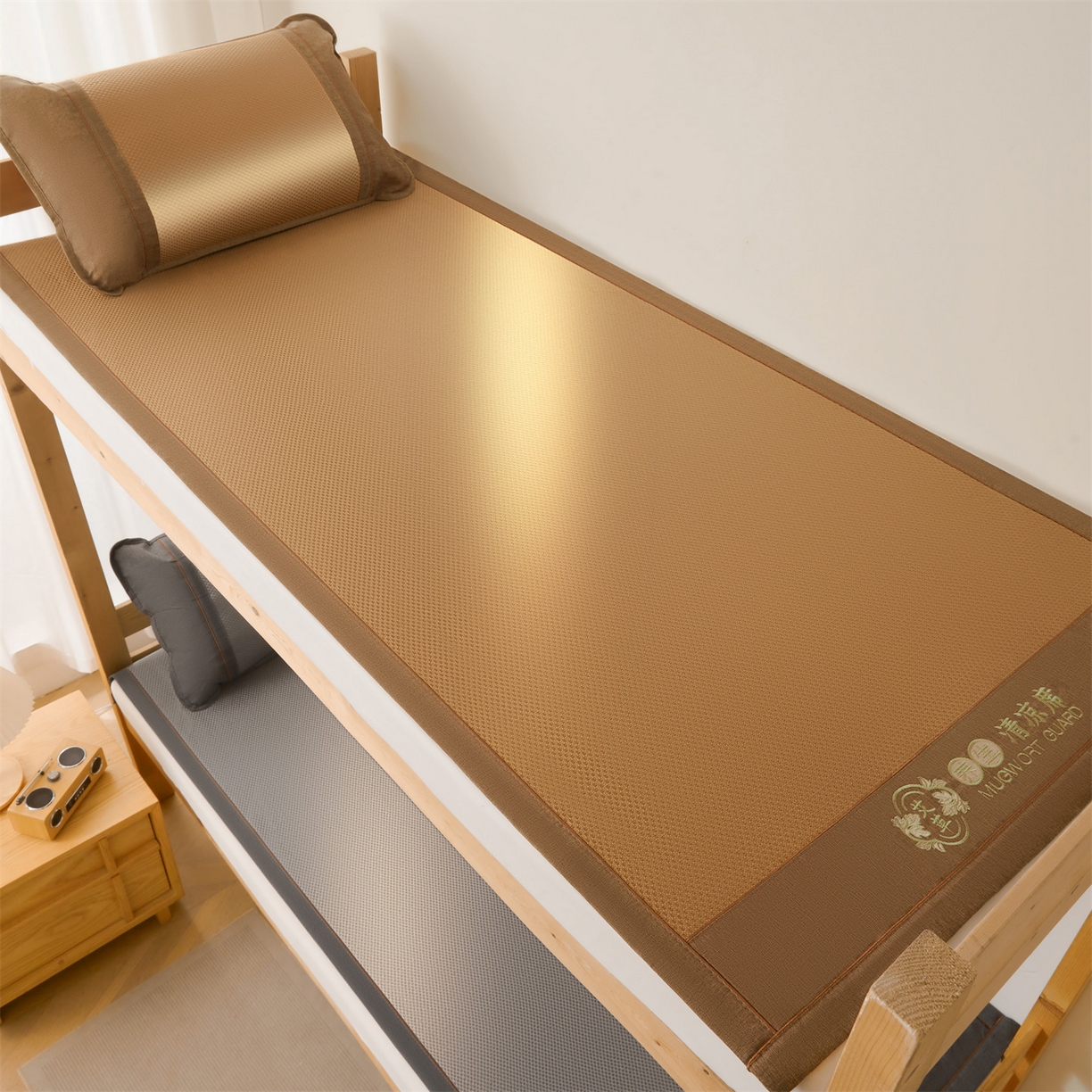 91家纺网 家纺一手货源 找家纺 绒艺席业 2026新款A类双面冰藤绣花款学生凉席-艾草 艾草咖