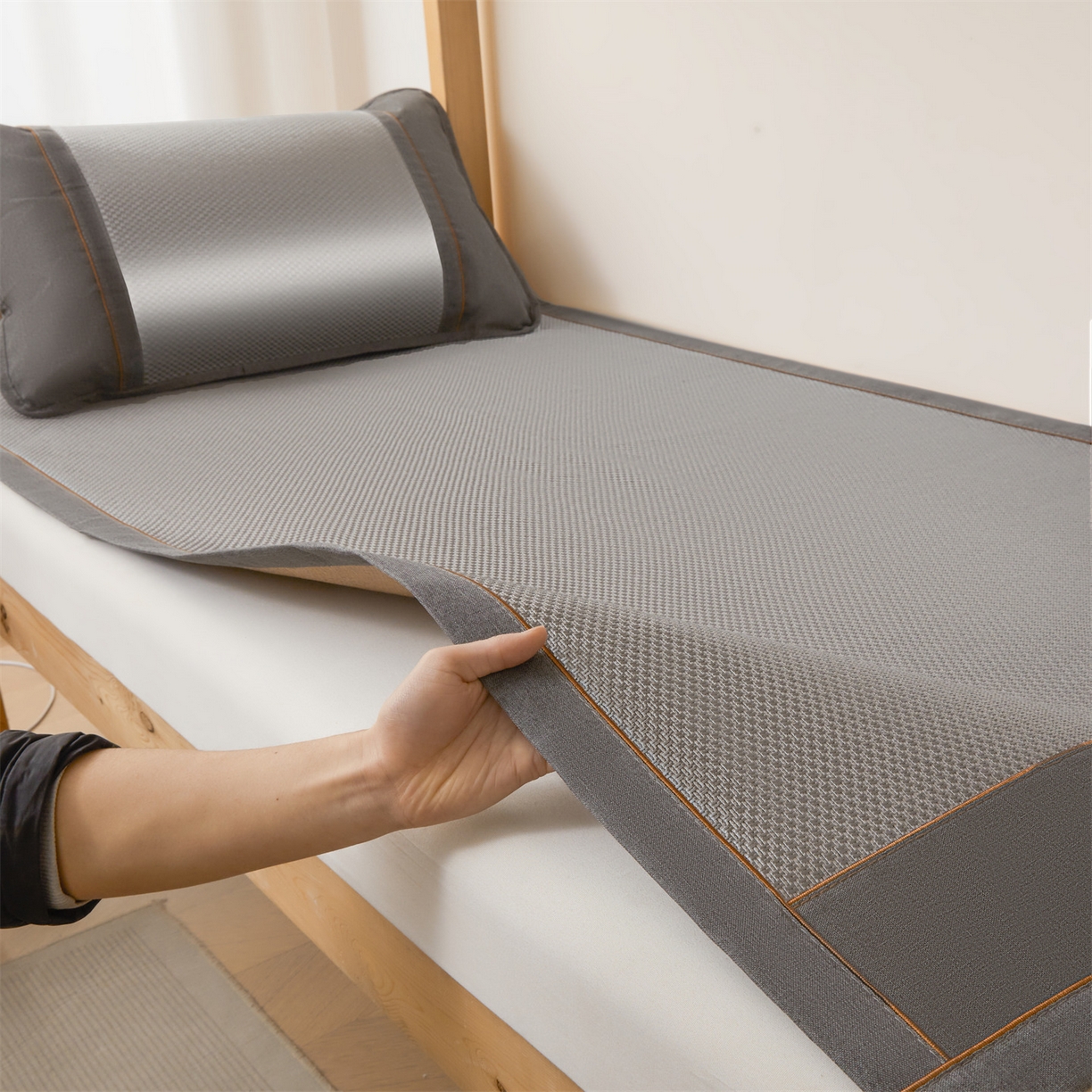 91家纺网 家纺一手货源 找家纺 绒艺席业 2026新款A类双面冰藤绣花款学生凉席-艾草 艾草灰