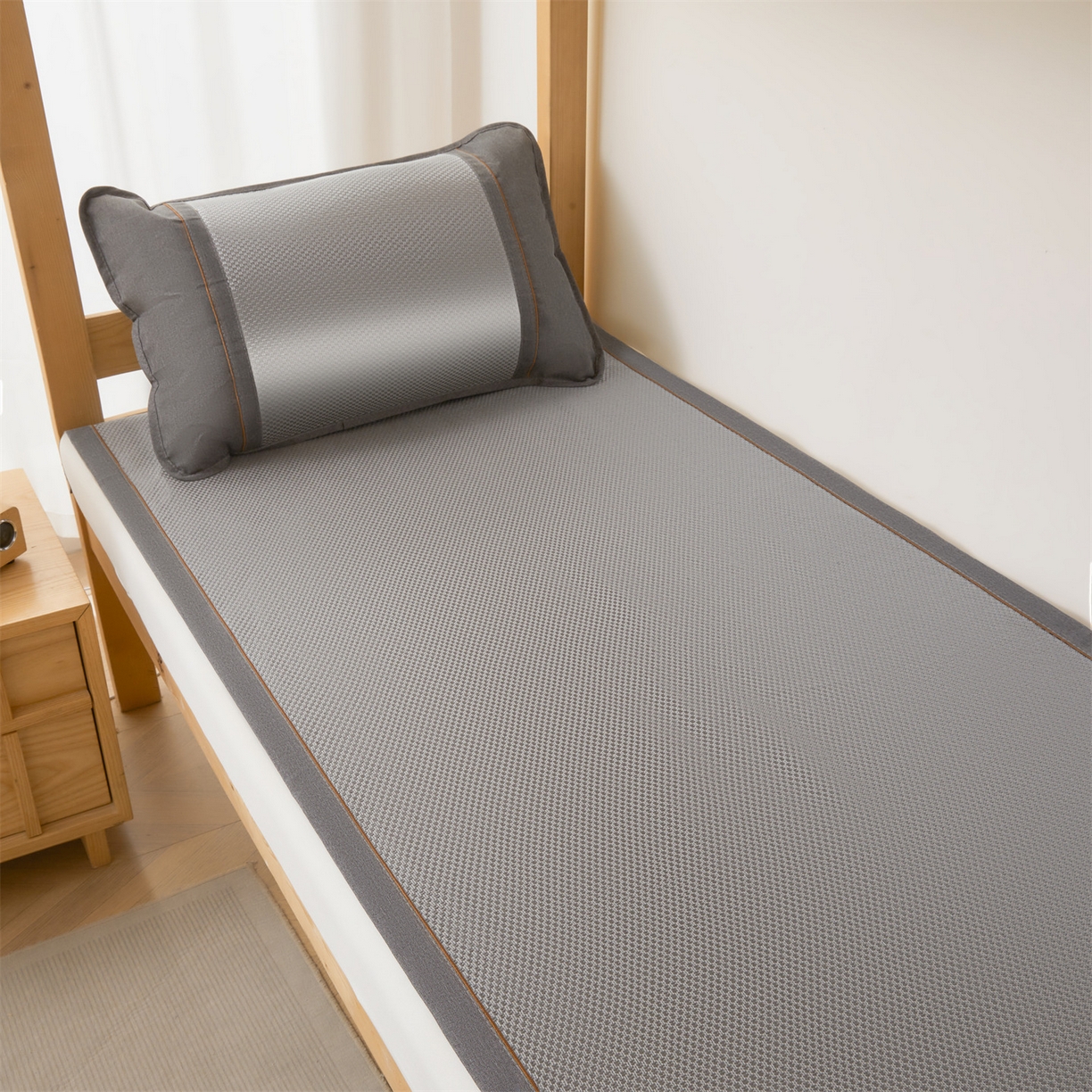 91家纺网 家纺一手货源 找家纺 绒艺席业 2026新款A类双面冰藤绣花款学生凉席-艾草 艾草灰