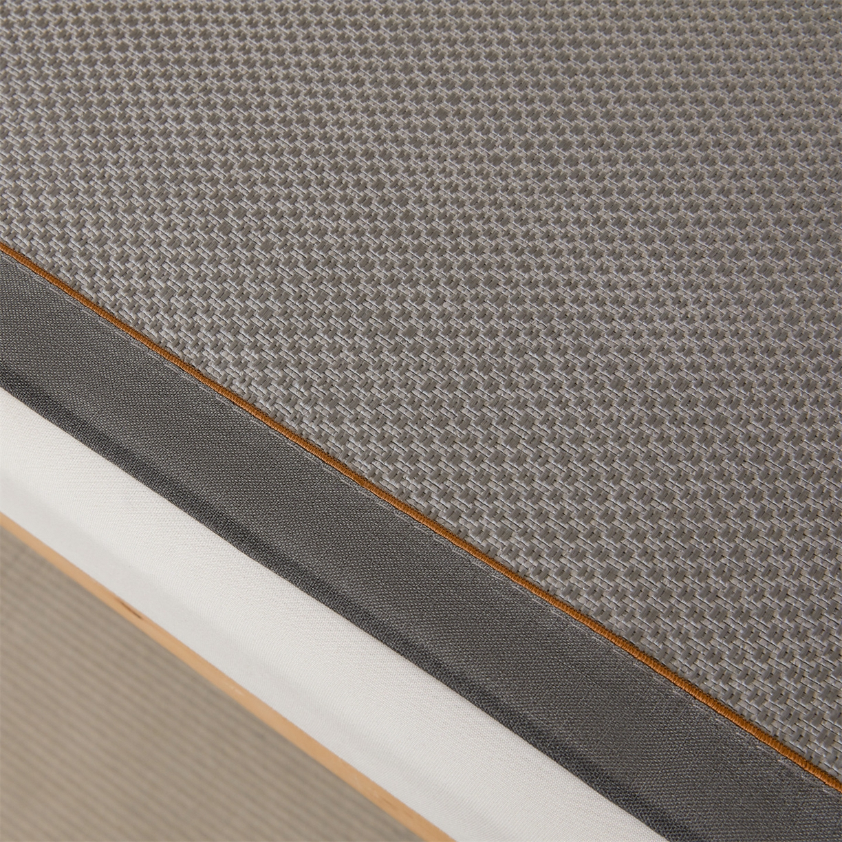 91家纺网 家纺一手货源 找家纺 绒艺席业 2026新款A类双面冰藤绣花款学生凉席-艾草 艾草灰