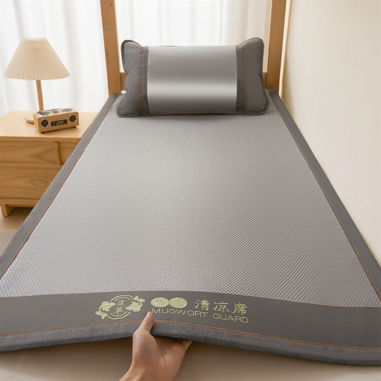 91家纺网 家纺一手货源 找家纺 绒艺席业 2026新款A类双面冰藤绣花款学生凉席-艾草 艾草灰