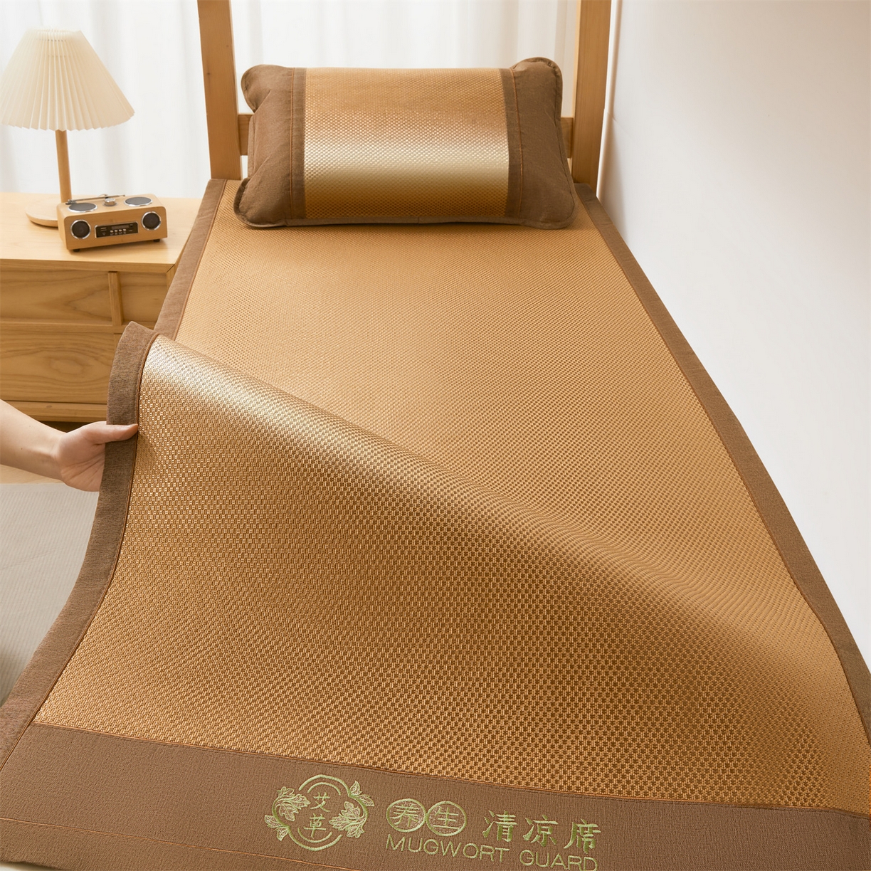 91家纺网 家纺一手货源 找家纺 绒艺席业 2026新款A类双面冰藤绣花款学生凉席-艾草 艾草咖