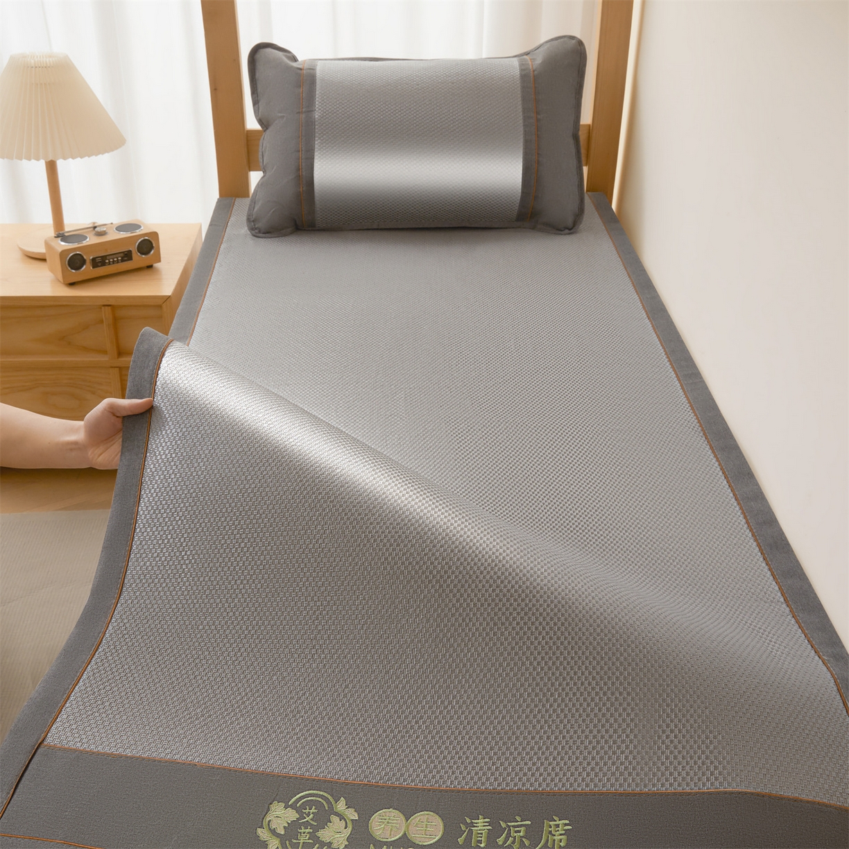 91家纺网 家纺一手货源 找家纺 绒艺席业 2026新款A类双面冰藤绣花款学生凉席-艾草 艾草灰