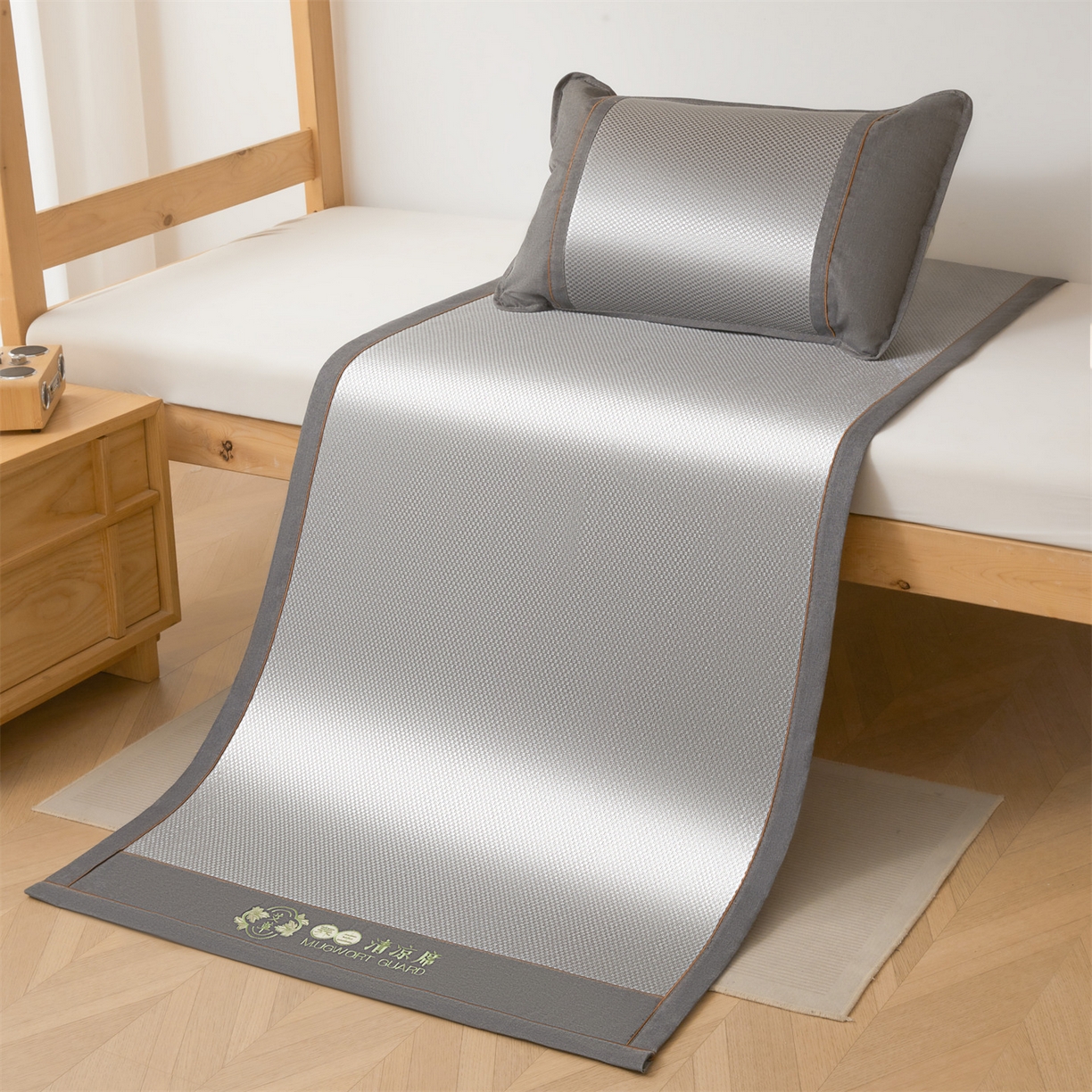 91家纺网 家纺一手货源 找家纺 绒艺席业 2026新款A类双面冰藤绣花款学生凉席-艾草 艾草灰