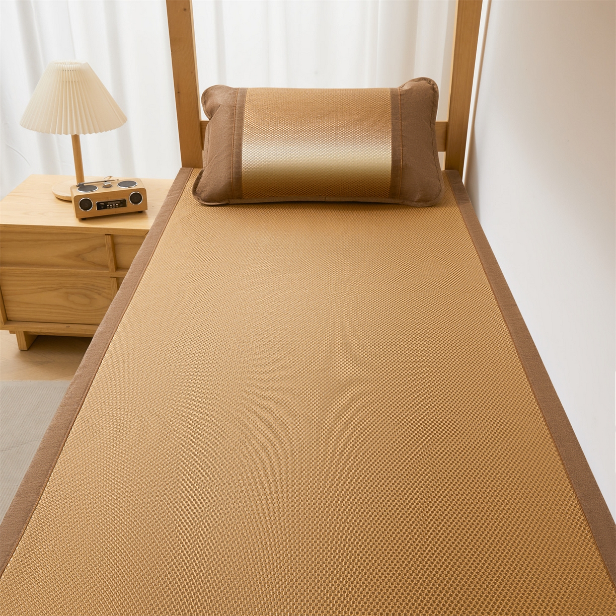 91家纺网 家纺一手货源 找家纺 绒艺席业 2026新款A类双面冰藤绣花款学生凉席-艾草 艾草咖