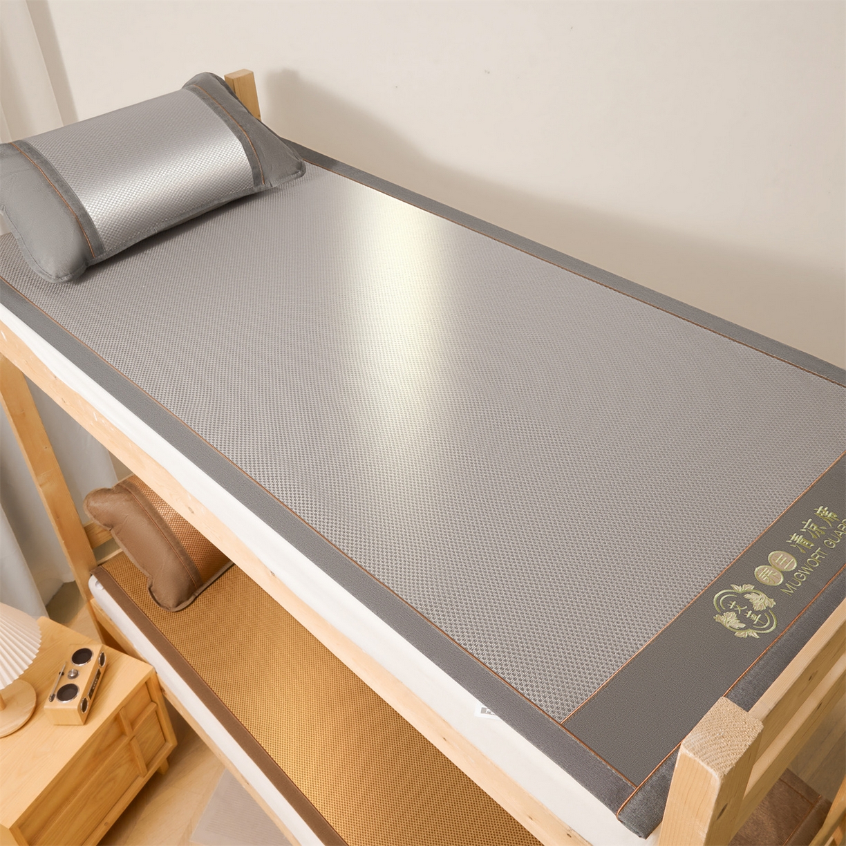 91家纺网 家纺一手货源 找家纺 绒艺席业 2026新款A类双面冰藤绣花款学生凉席-艾草 艾草灰