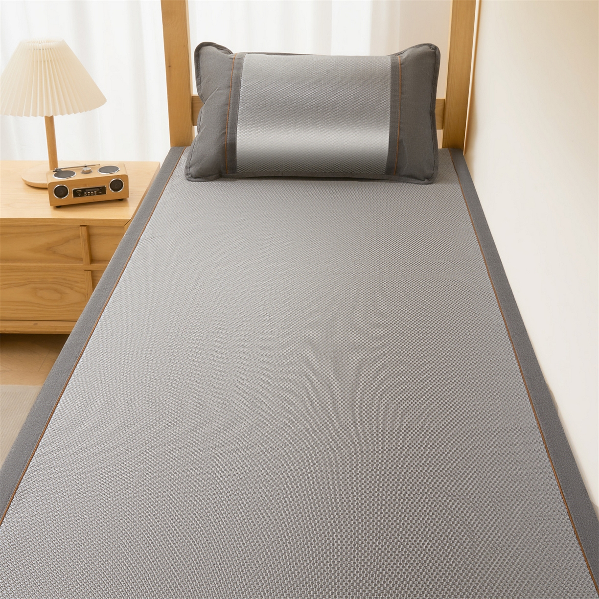 91家纺网 家纺一手货源 找家纺 绒艺席业 2026新款A类双面冰藤绣花款学生凉席-艾草 艾草灰