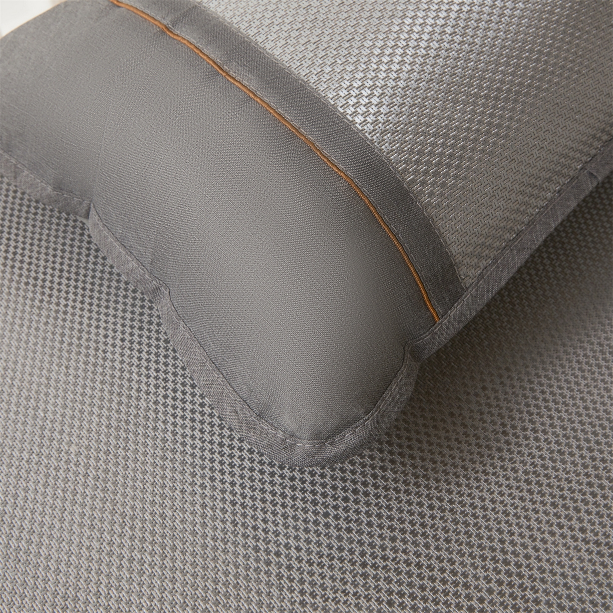 91家纺网 家纺一手货源 找家纺 绒艺席业 2026新款A类双面冰藤绣花款学生凉席-艾草 艾草灰