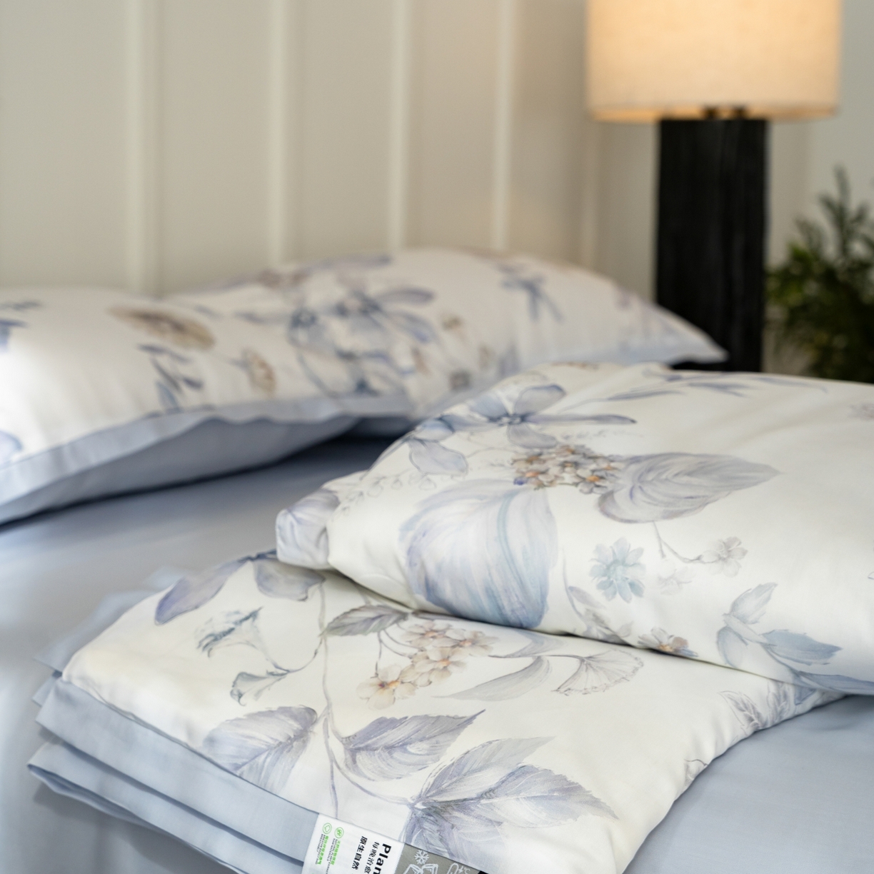 91家纺网 家纺一手货源 找家纺 黛舒家居 2026年春夏款50S天丝夏被四件套 蓝铃语