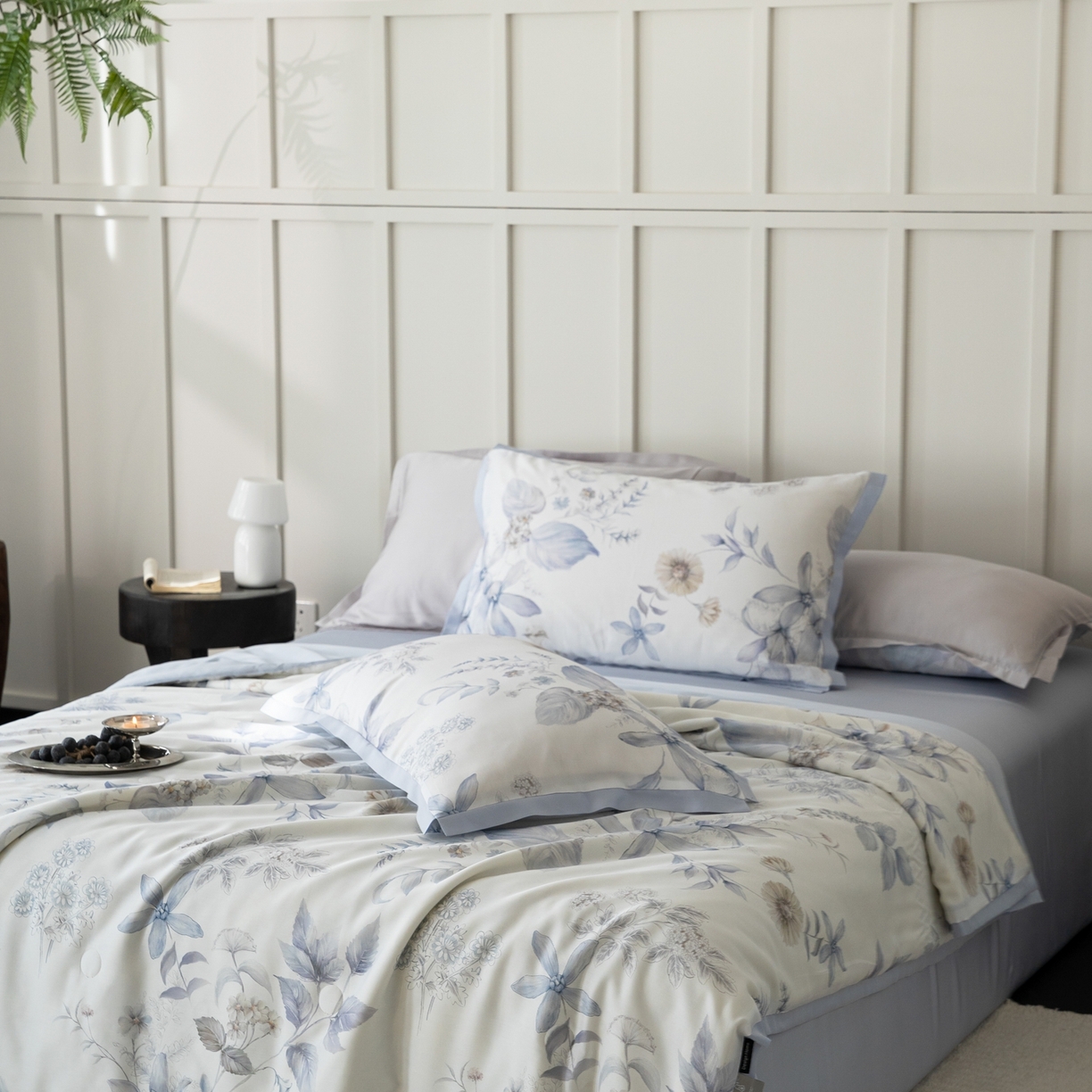 91家纺网 家纺一手货源 找家纺 黛舒家居 2026年春夏款50S天丝夏被四件套 蓝铃语