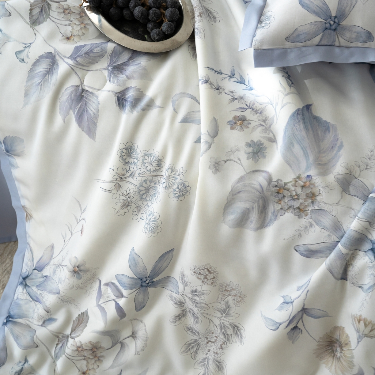 91家纺网 家纺一手货源 找家纺 黛舒家居 2026年春夏款50S天丝夏被四件套 蓝铃语