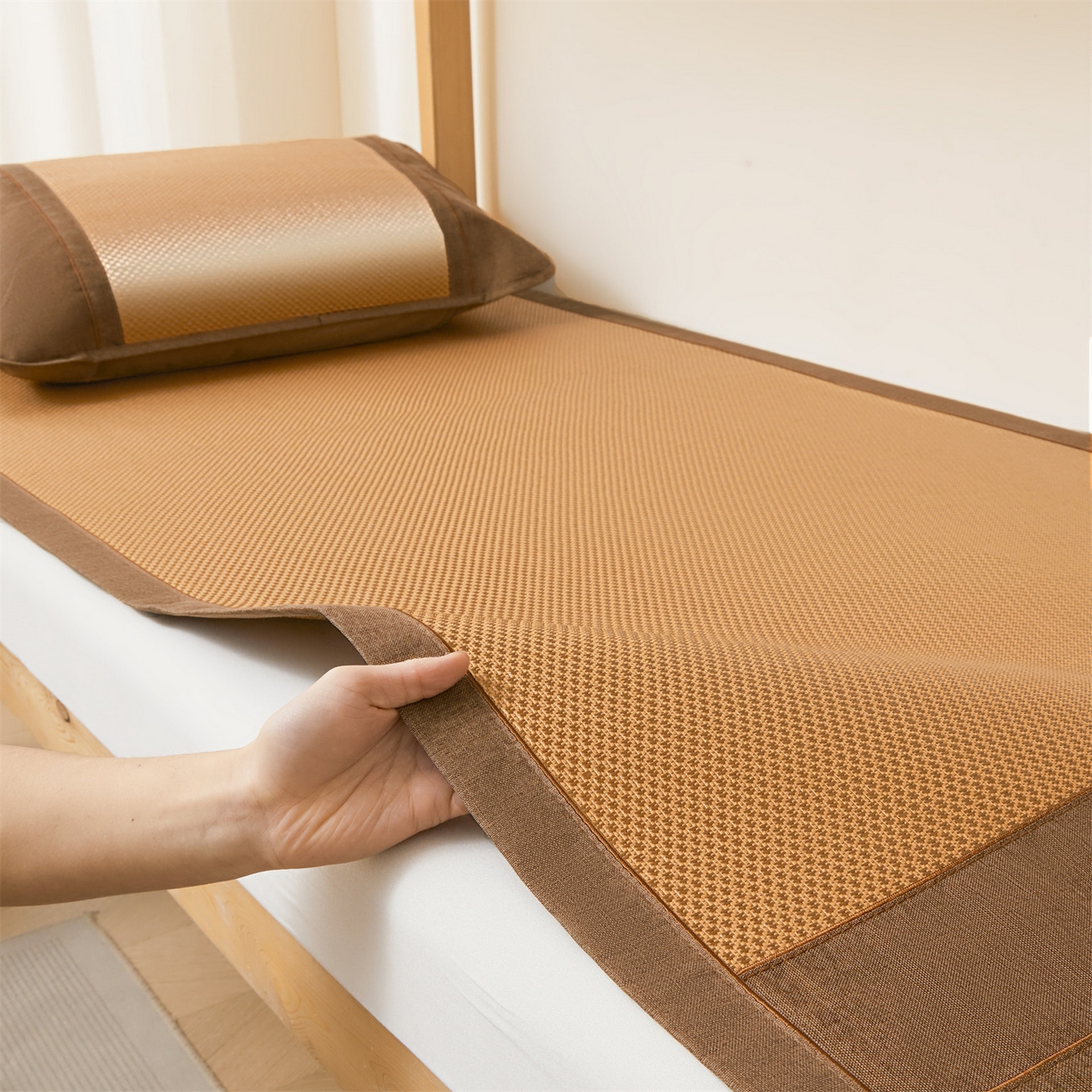 91家纺网 家纺一手货源 找家纺 （总）绒艺席业 2026新款A类双面冰藤绣花款学生凉席-抑菌