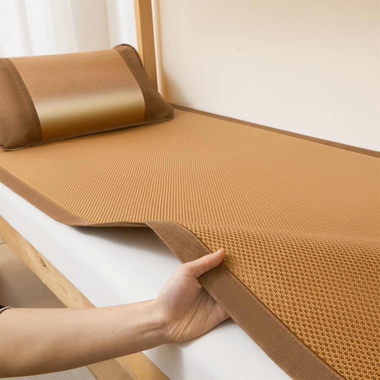 91家纺网 家纺一手货源 找家纺 （总）绒艺席业 2026新款A类双面冰藤绣花款学生凉席-抑菌