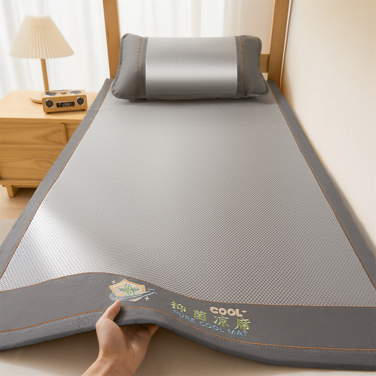 91家纺网 家纺一手货源 找家纺 （总）绒艺席业 2026新款A类双面冰藤绣花款学生凉席-抑菌