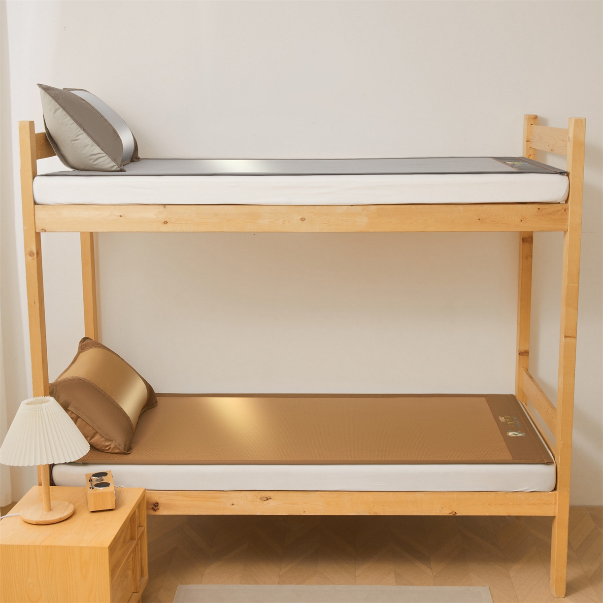 91家纺网 家纺一手货源 找家纺 绒艺席业 2026新款A类双面冰藤绣花款学生凉席-抑菌 抑菌咖