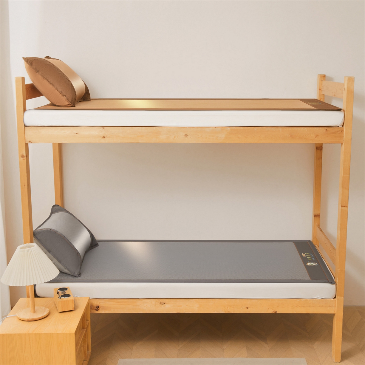 91家纺网 家纺一手货源 找家纺 绒艺席业 2026新款A类双面冰藤绣花款学生凉席-抑菌 抑菌灰